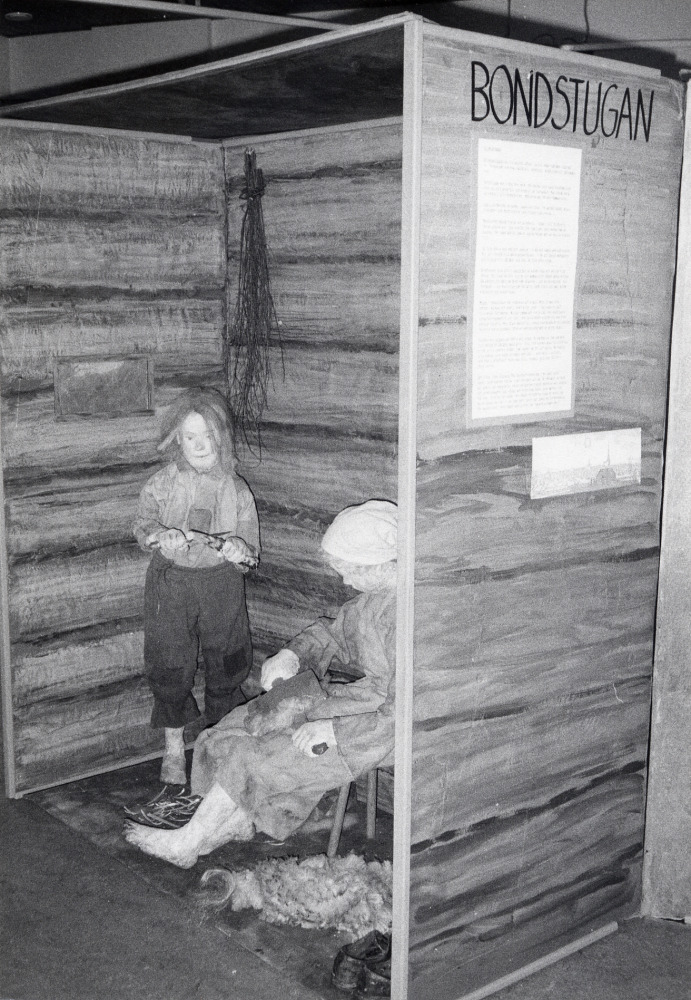 Barn på 1600-talet, en utställning i Vallentunasalen 2-26 september med tre uppbyggda miljöer från högre stånd, allmoge och Allmänna barnhuset gjorda av Eva Rahmqvist. I utställningen ingick visningar av Anne Banér för skolbarn, samt en teaterföreställning 'En vanlig dag år 1630', där livet åskådliggjordes med hjälp av målningar och teater. Här syns allmogemiljön med en pojke som späntar stickor och en flicka som kardar ull.