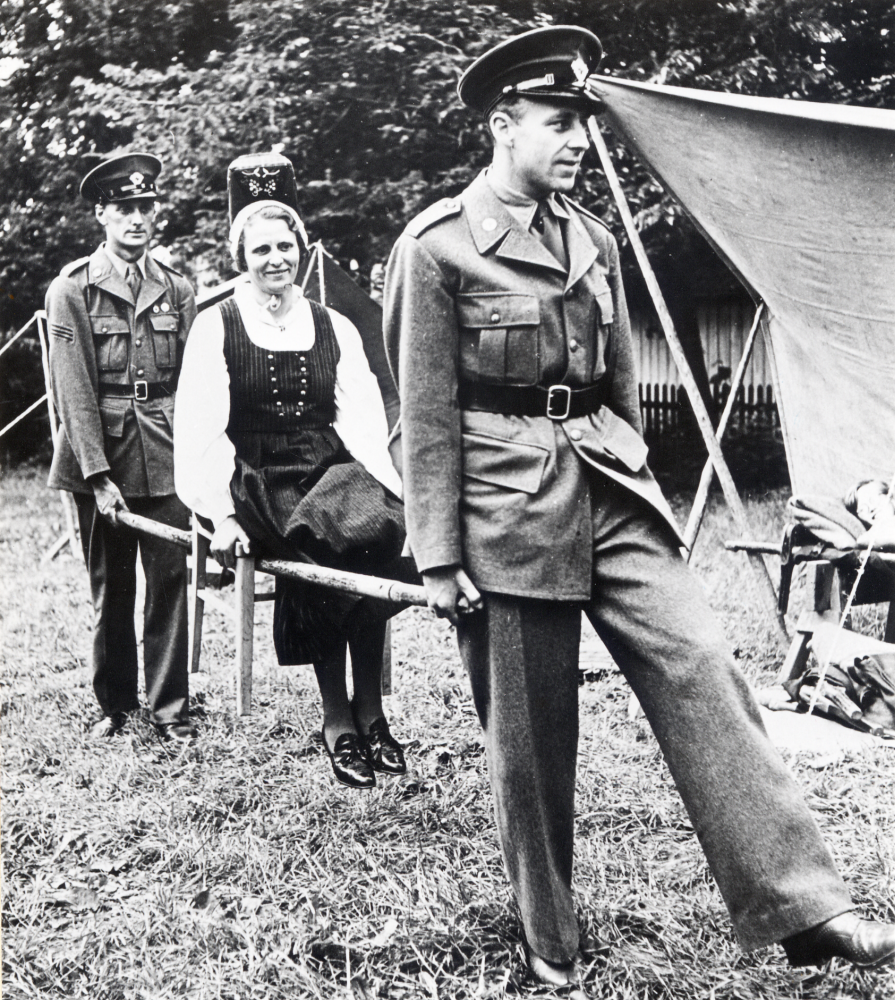 Civilförsvarsövning  i trädgården vid  Vallentuna prästgård.   Margit Oppermann  blir buren av t v Henrik Henningson  och  Åke Ekström