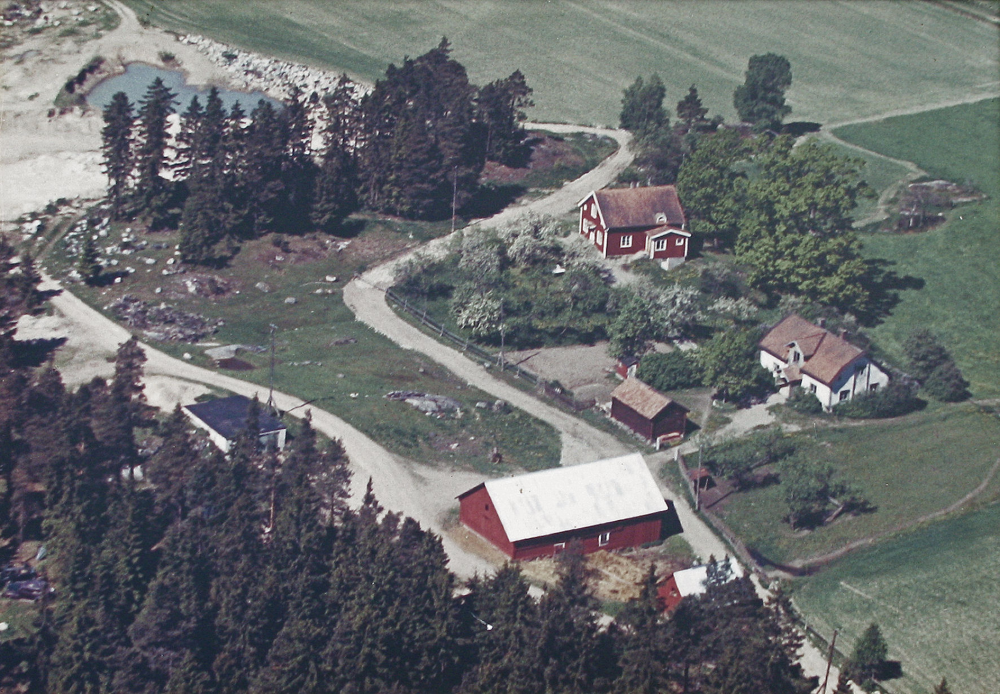 Flygbild över Björkby gård i Vallentuna.