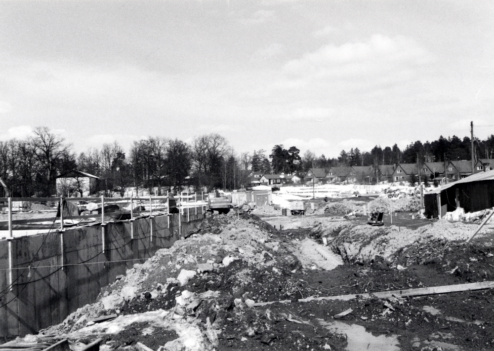 Här låg tidigare Heidmarks handelsträdgård. Nu byggs ett nytt bostadsområde, Örtagården i området.  T v syns familjens Petterssons villa och t h kedjehusbebyggelse längs Lagerfelts väg