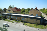Den gamla läkarstationen vid Gärdesvägen / Allévägen, sett från Kulturhuset. I byggnaden fanns även en polisstation med ingång från Allévägen. Huset revs 2021 inför bygget av ett nytt hus med studentbostäder.