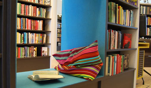 Person läser en bok på biblioteket i Vallentuna