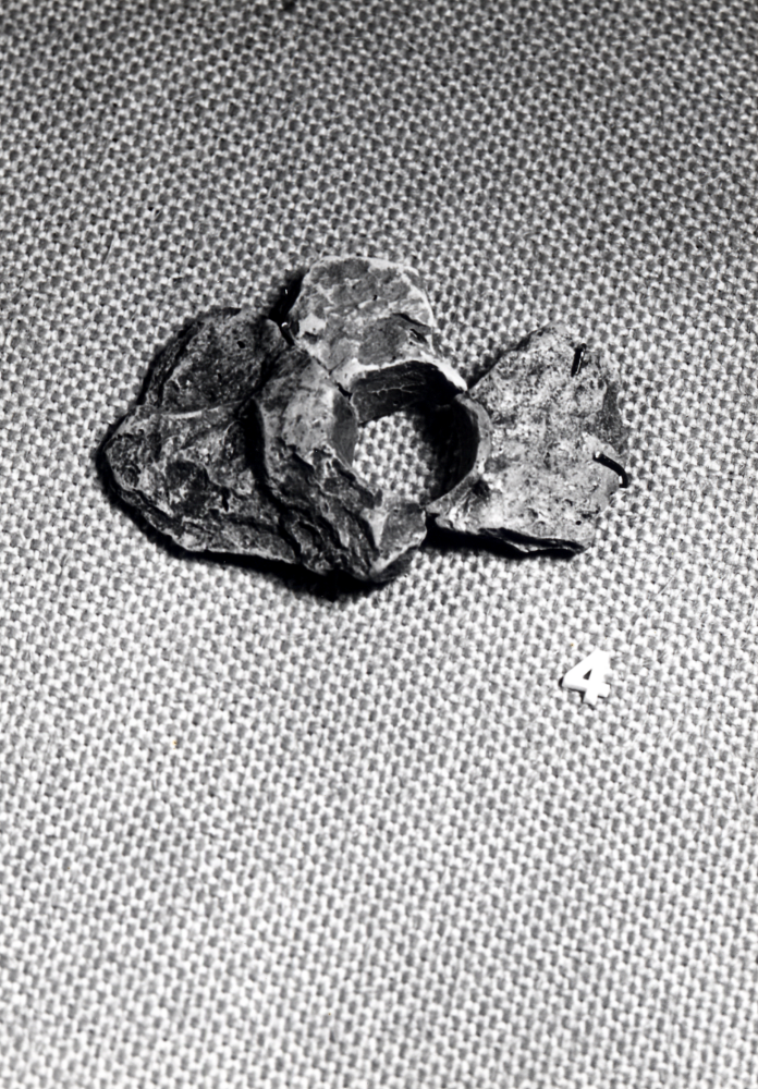 Fynd från fornlämning nr 30 4. Fragment av vävtyngd.