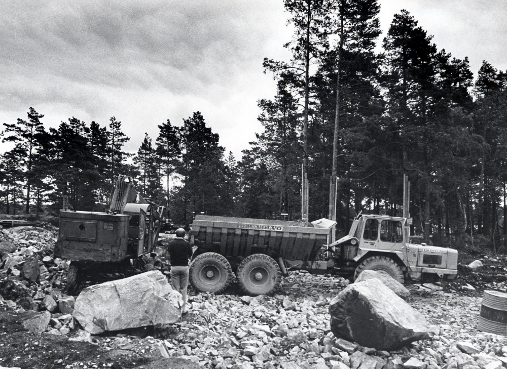Schaktningsarbete i Lovisedal i södra Vallentuna. Området skall bebyggas med friliggande villor. I bildens mitt en grävskopa och en dumpers