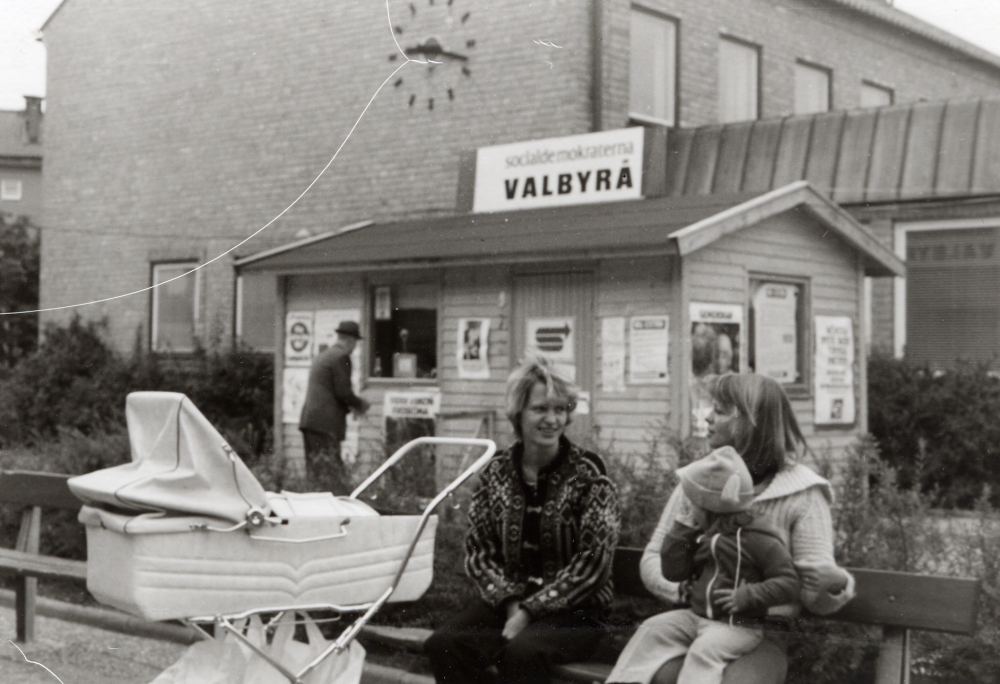 Valstugor på Tuna torg Fotografiet skadat, emulsionen sprucken