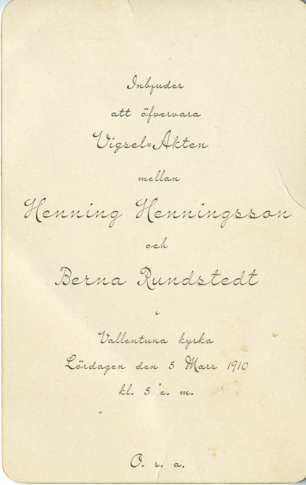 Inbjudningskort till vigseln mellan Henning Henningsson och Berna Rundstedt. Text på kortet: "Inbjudes att övervara vigselakten mellan Henning Henningsson och Berna Rundstedt i Vallentuna kyrka Lördagen den 5 mars 1910 kl. 5 e. m. O.s.a."
Barnmorskan Berna Henningsson och banmästare Henning Henningsson flyttade efter giftermålet in i villa Klippan i Vallentuna.