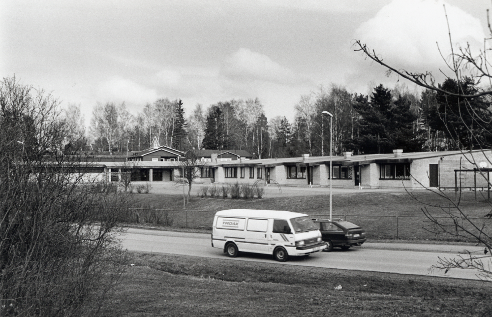 Ormstaskolan i Vallentuna är en låg- och mellanstadieskola.  Lågstadiet har sina lokaler i byggnaden närmast Ormstavägen.   Två bilar möts på Ormstavägen utanför skolan