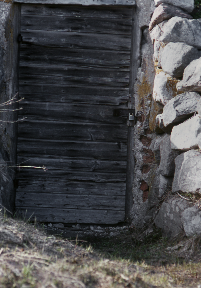 Dörren till jordkällaren vid Strömstorp. Fotografiet ingår i bildserien Några torp i Vallentuna 1970 som köptes av Vallentuna kommun. Dokumentationen gjordes mot bakgrund av den snabba förvandling av kulturlandskapet som skett och ännu sker. Många torp anlades under den svenska landsbygdens folkökning under slutet av 1700-talet och decennierna framöver. Dessa torp och små gårdar försvinner alltmer då de inte längre är lönsamma. Kulturmiljö.