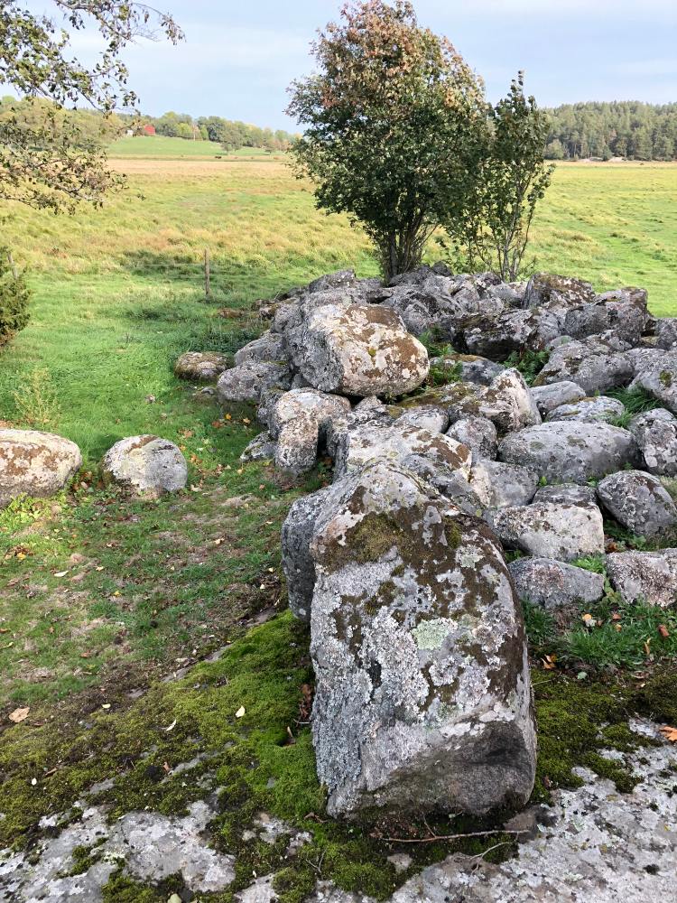 Rester av en hamnanläggning, brygga, vid det som en gång var sjön Hederviken öster om Lövsta i Frösunda. 