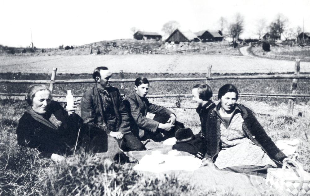 Kafferast  i gräset nedanför  Oppgården  Fr v  Lisa Johansson  gift med gårdens ägare Carl Johansson, Lisas bror  Mauritz Axelsson,  en pojke som arbetade på gården med okänt namn, Lisas syster  Svea Weidenmark  och  Märta Johansson  syster till Carl