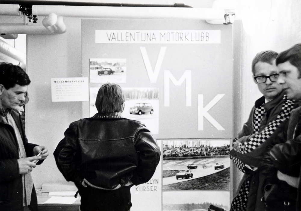 Vallentuna motorklubb  visar sin verksamhet med en utställning i  Ekebygården. 

Uppgift om fotoår saknas, men troligen  1960- 1970-talet