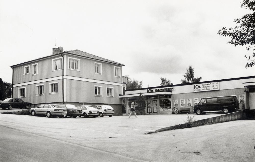 ICA Rickeby i hörnet av Skolvägen och Karlbergsvägen i Vallentuna ägs 1994 av Hans Sivertsson.  Tidigare ägare har bl a varit Gustav Palmblad, Ernst Gustavsson och Sture Sivertsson