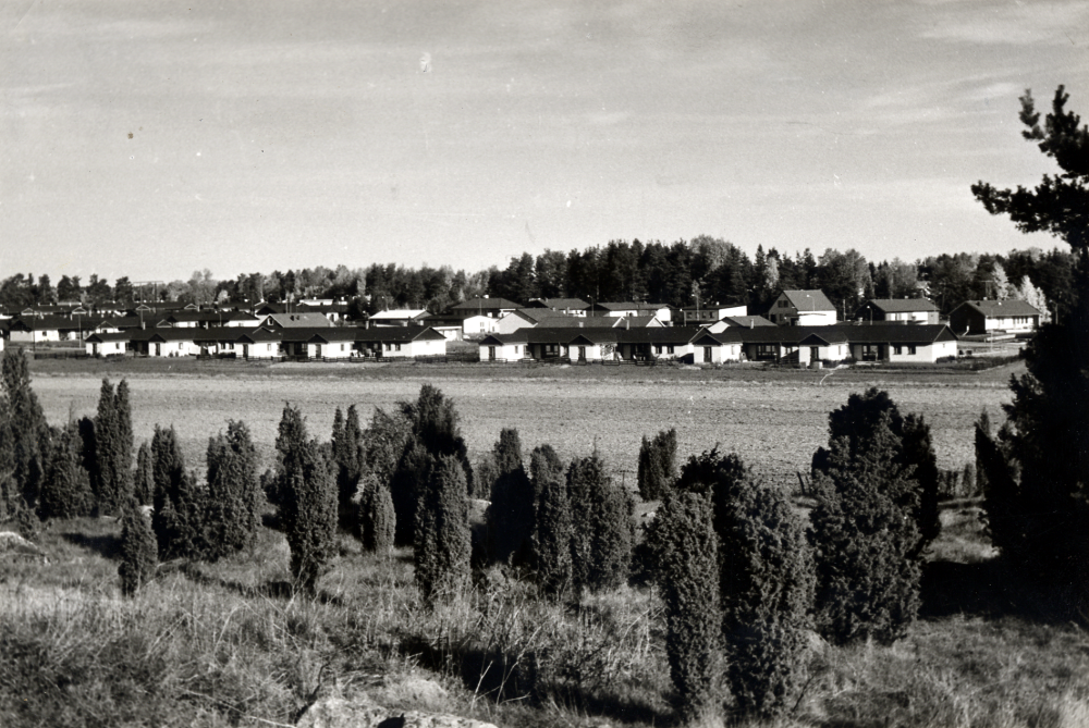 Villabebyggelse, s k skånelängor, i  Snapptuna