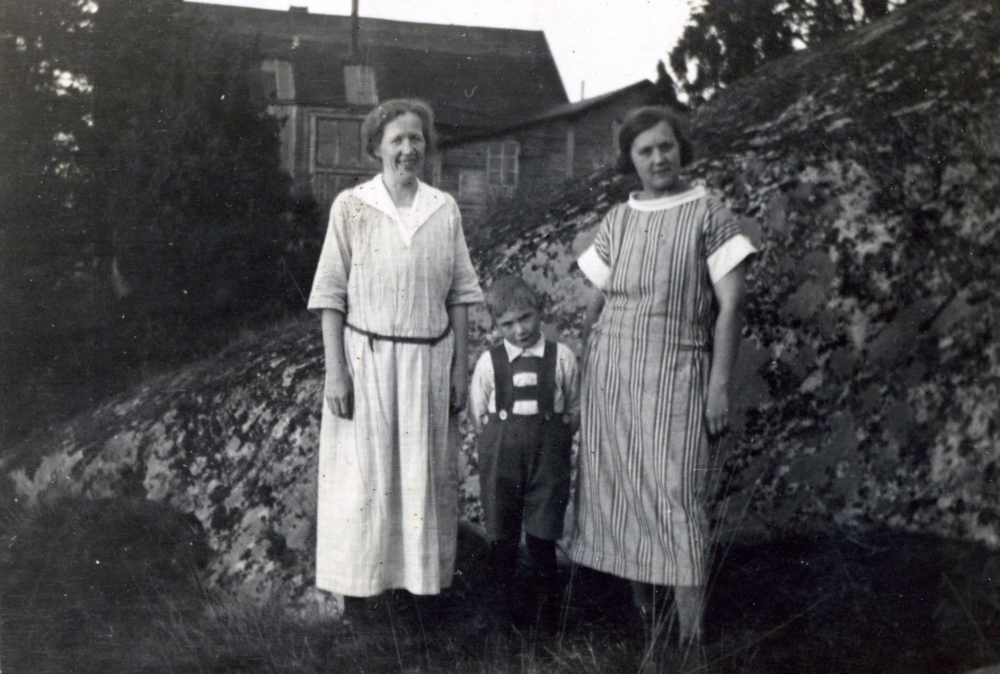 Bild från Markim med anknytning till familjen Holm. Okänt motiv, namnuppgifter saknas. 

EFTERLYSNING! Hör av dig till bildarkivet om du har information om bilden.