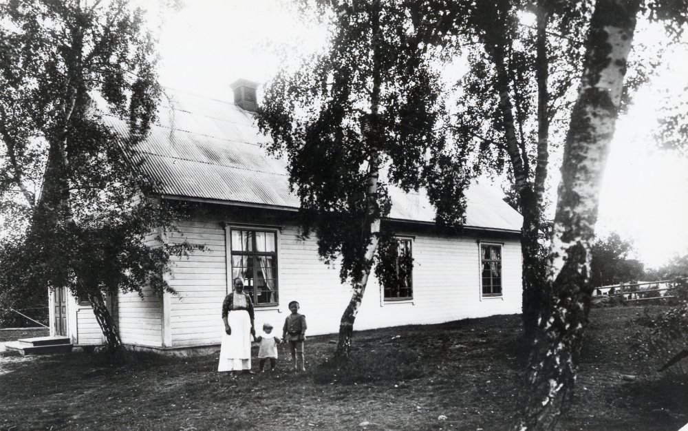 Vallentuna missionshus låg på Olsborgsvägen. Fr v står Gerda Johansson, Börje Blidström och Bertil Blidström