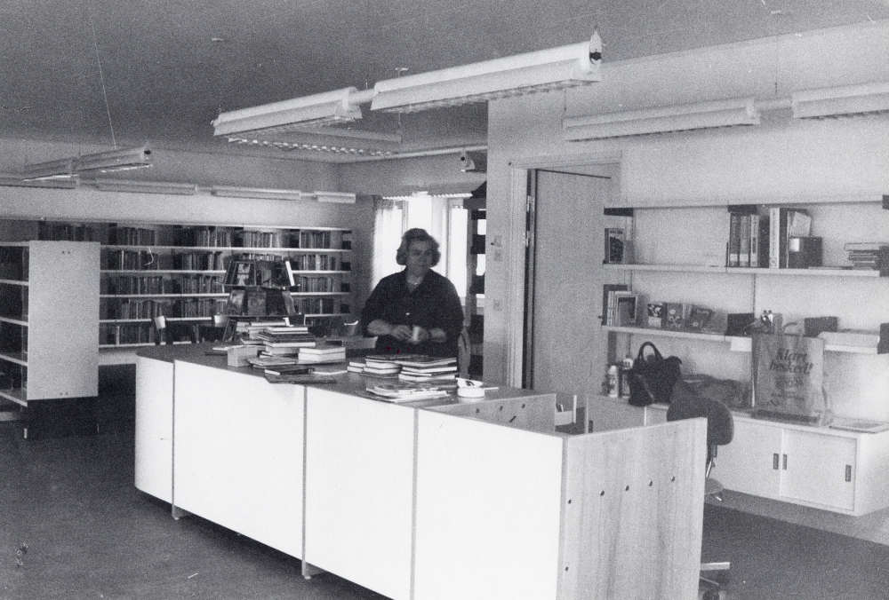 Lindholmens bibliotek har fått nya lokaler när Gustav Vasaskolan har byggts ut. Här står Inger Olsson i bibliotekets expedition.  Invigningen skedde den 23 september 1983 med öppet hus
