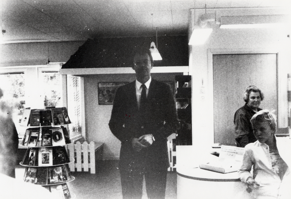 Invigning av Lindholmens bibliotek i Gustav Vasaskolan Skolan har byggts till och biblioteket fått nya fräscha lokaler. Kulturnämndens ordförande Leif Magnusson talar vid invigningen. T h står filialföreståndare Inger Olsson