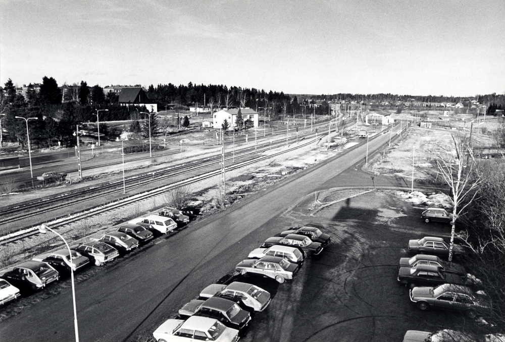 Utsikt från Tellus-Maskin mot norra delen av Vallentuna centrum. I förgrunden Industrivägen med parkerade bilar, Roslagsbanan och två byggnder fr v Pingstkyrkan samt CentrumBio. I bakgrunden villabebyggelse i Ormsta