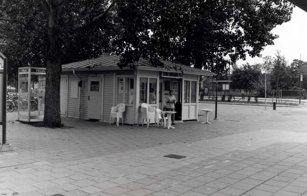 Tuna Grillens kiosk vid Tuna torg. Huset byggdes i samband med ombyggnader och uppsnyggning kring Tuna torg och Banvägen.  Vissa protester förekom från andra grillkiosker i närheten p g a kommunen äger och hyr ut Tuna Grillen
