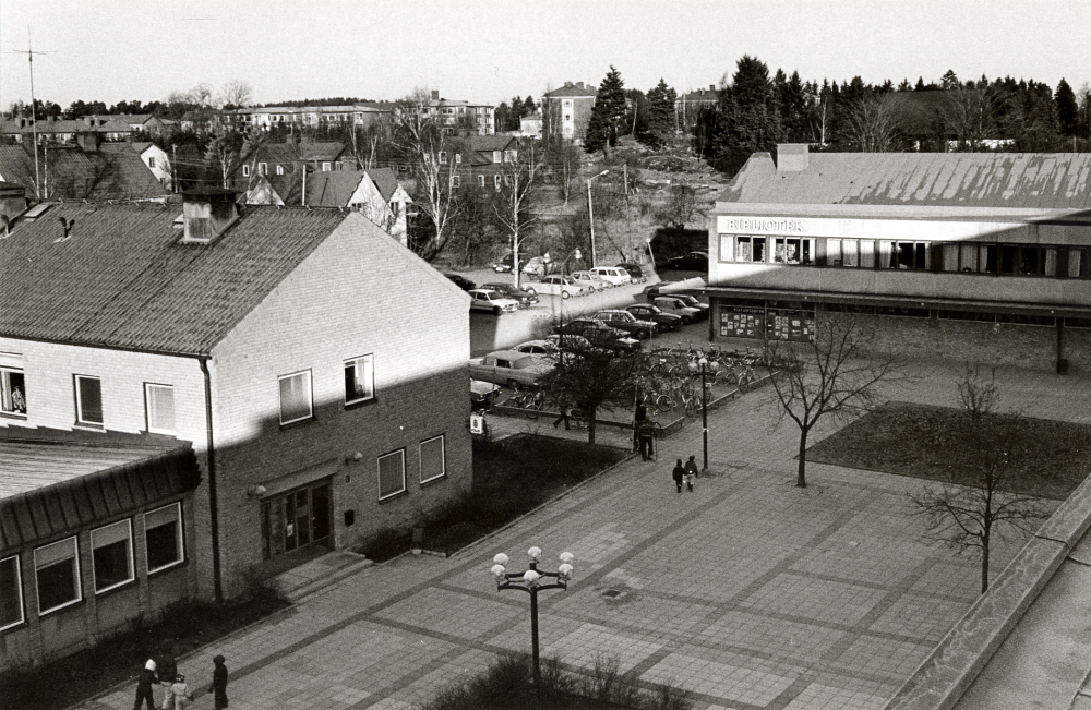 Utsikt  från  Tunahuset  mot  Konsumhuset  T v syns del av  kommunalhuset  I bakgrunden t v och i mitten sysn bostäder på Mörbyvägen