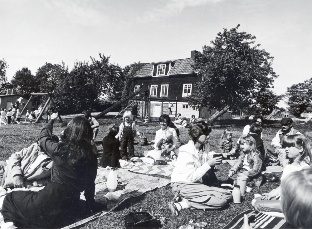 Sista skolavslutningen i Kårsta kyrkskola efter vårterminen 1982.  Fr o m höstterminen 1982 flyttar barnen i  den nya Kårstaskolan vid Bergsjö- vägen.  Efter examen i Kårsta kyrka samlas lärare och skolbarn med familjer på skolgården