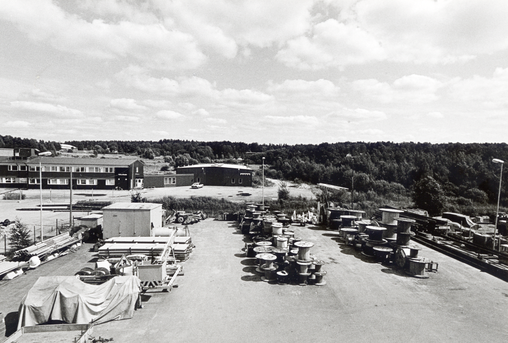 Foto från Elverkets tak över Tellus Maskins fabriksområde mot öster.  Tellus tillverkar rullbanor och transportband. Den äldre fabrikslokalen mitt emot järnvägsstationen (ej på bilden) skall byggas om till Vallentuna gymnasium
