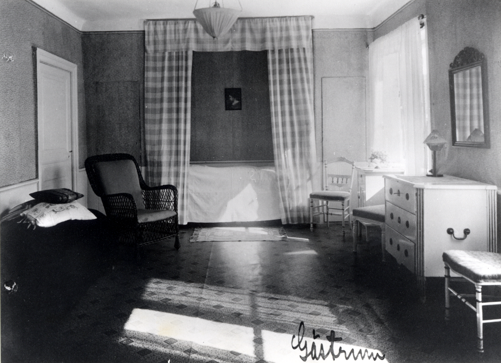 Interiör från Bällsta gård under pensionatstiden 1928-1933. Gästrum. Pensionatet drevs av Elsa Tiberg.   Originalfotografi ingick i ett presentationsalbum för pensionatet