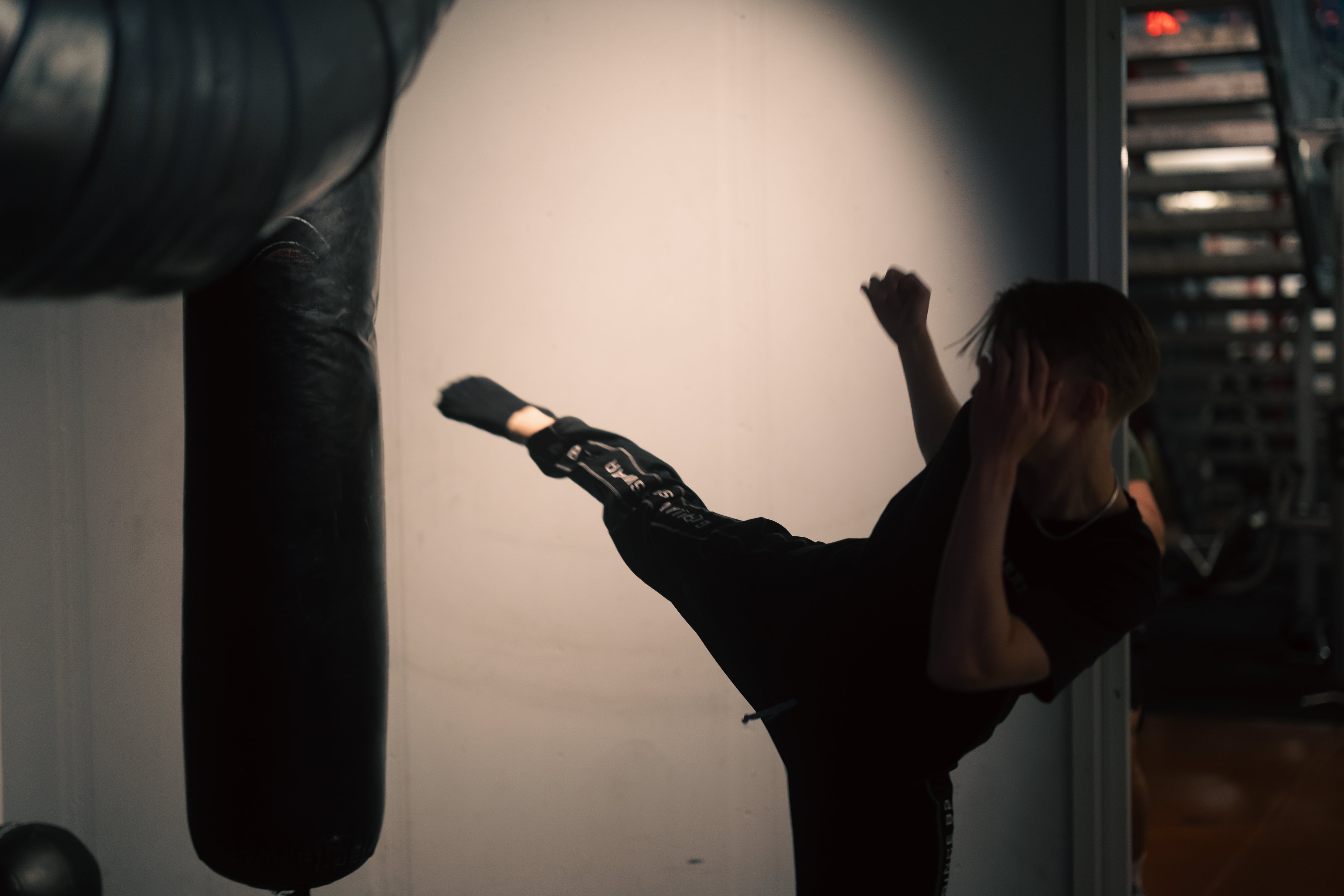 Elev tränar sina sparkar mot en slagpåse.