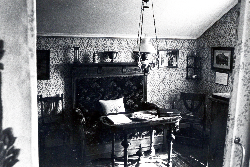 Interiör från Vallentuna skolmuseum, lärarinnebostaden i gamla kyrkskolan i Lilla Garn vid Össeby-Garns kyrka. Foto vid den hembygds- rundtur  för alla nyinflyttade som arrangeras varje vår av hembygdsf- öreningarna i Vallentuna i samarbete med Vallentuna kulturnämnd