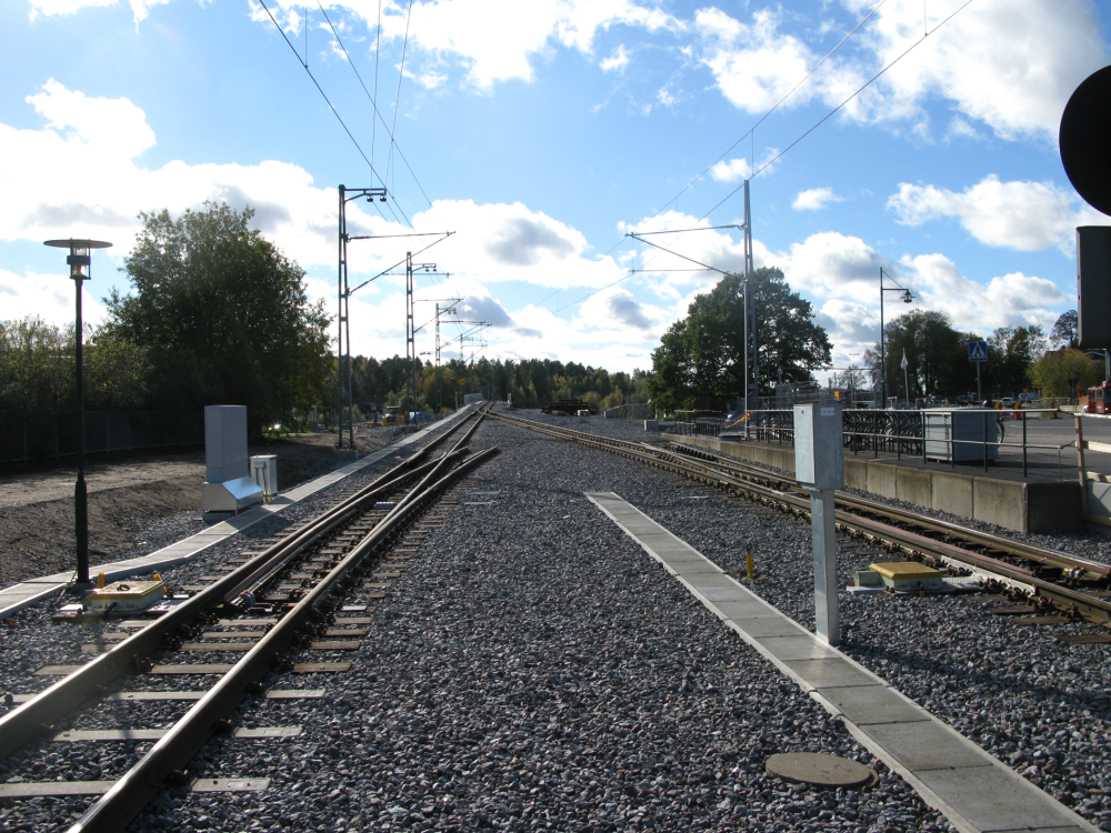 Banområdet vid Vallentuna station mot söder. I mitten av bilden ser man den nya järnvägsbron över Angarnsvägen.