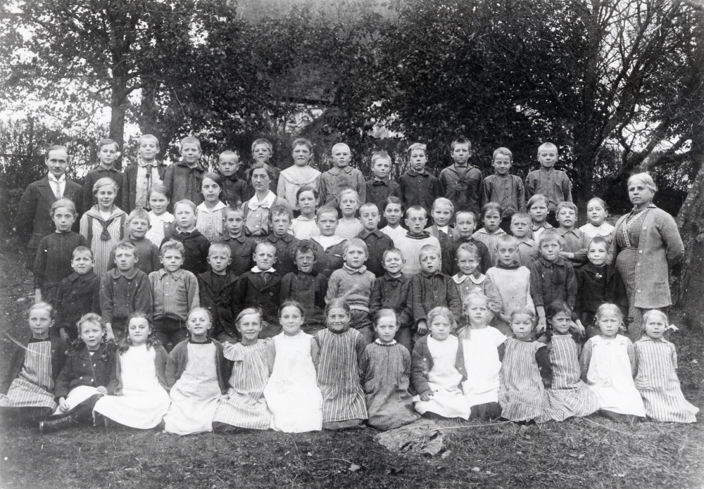 Lärare ??, lärarinnorna Nanny Skoglund och Mathilda Linde tillsammans med skolbarnen vid Össeby-Garns kyrkskola