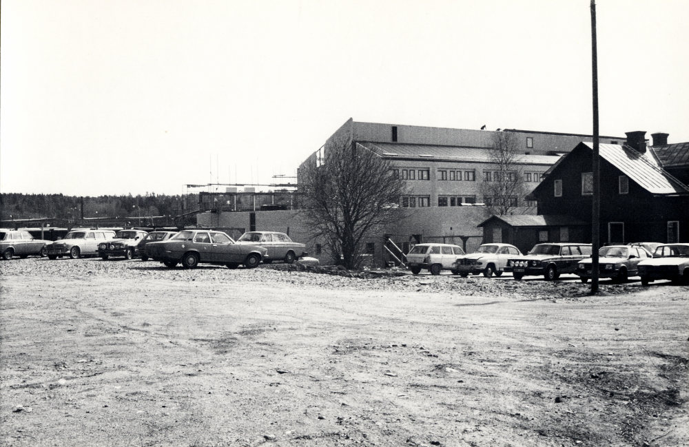 Det nya förvaltningshuset Tärningen sett från baksidan vid parkeringsplatsen vid Mörbyvägen