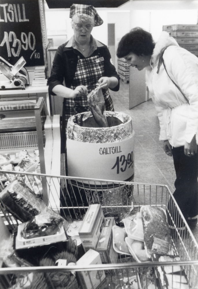 Inga-Britt Wiklund säljer sill ur tunna på Domus i Vallentuna.
Se Konsum i norrort 1907-1997, en historisk krönika