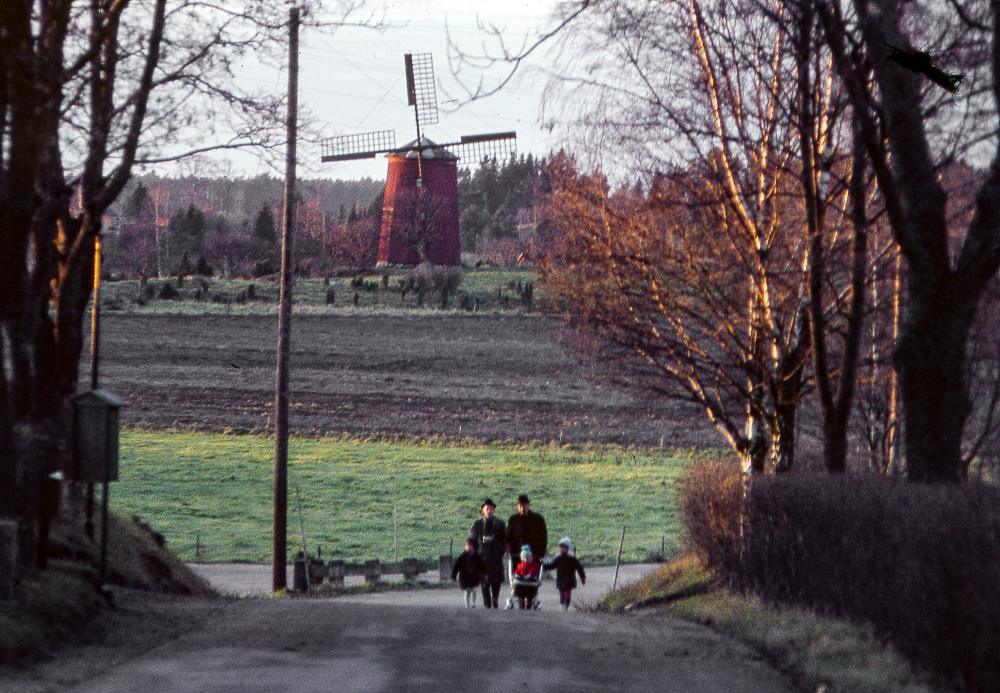 Vy från kyrkvägen mot Väsby kvarn. En familj kommer gående uppför backen.
Bildserie: Vallentuna på 1960-talet.