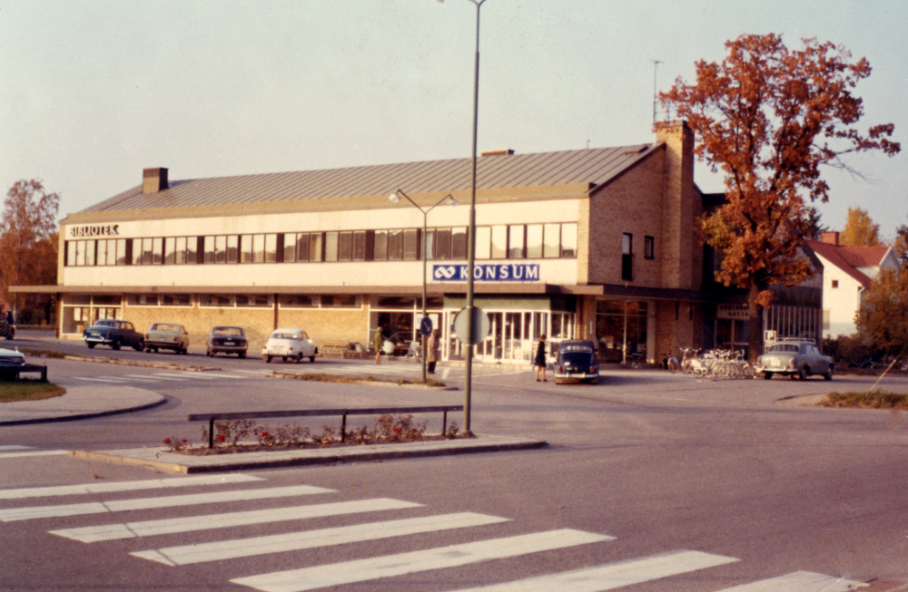 Konsum har flyttat från Centralvägen 9 till nya lokaler vid nuvarande Tuna torg. I övervåningen finns Försäkringkassan och Vallentuna folkbibliotek 1981 invigdes Domus nya byggnad längre norrut vid Tuna torg.