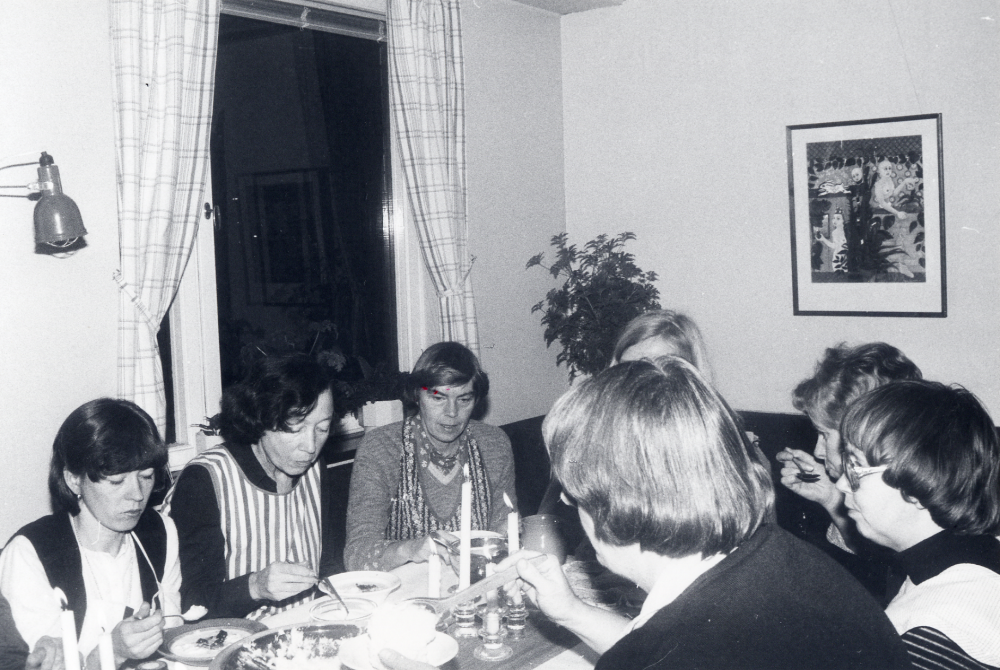 Personalen vid  Vallentuna bibliotek  har  uppesittarkväll  med julpyssel. Här äter alla risgrynsgröt i tidskriftshörnan. Fr v  Pirkko Mickelsson   Ulla Mörk   Eivor Tillborg  skymd  Ingrid Ullman  Med ryggen mot kameran fr v  Eva Larsson   Lena Wallén  och  Gunvor Svensson