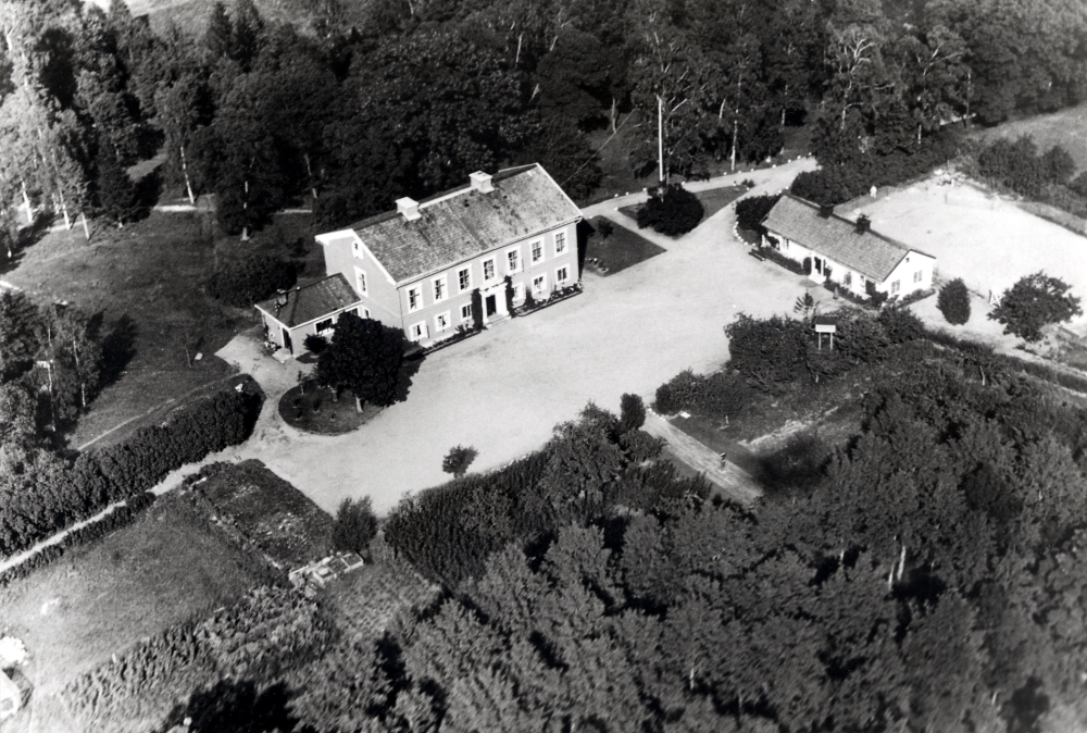 Bällsta gård köptes i slutet av 1920-talet av Elsa Tiberg. FrökenTiberg hade pensionat på gården 1928-1933 och sedan vårdhem för vuxna med funktionsvariationer. Bällsta gård fick då namnet Vallbostrands vårdhem. Namnet bildades av "Vall" i Vallentunatuna, "bo" från att bo samt "strand" från Vallentunasjöns strand