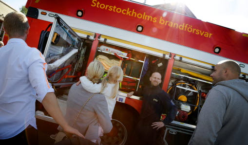 Stockholms Brandförsvar visar upp brandbil för allmänheten.