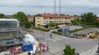 Nya bostäder byggs vid Gärdesvägen / Mörbyvägen / Allévägen. Till vänster uppförs en fastighet med studentbostäder och till höger har bygget av en hyresfastighet påbörjats. Mitt i bild ligger Träffpunkten i hörnet på Allévägen 10.