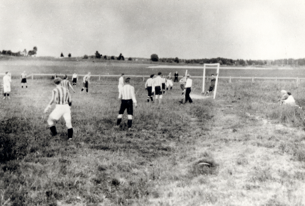 Fotbollsmatch  på gamla  planen vid Mörby gård. Omklädningsplats var under en gran och 2-3 50-liters vattenflaskor gick åt för att släcka törsten hos spelarna