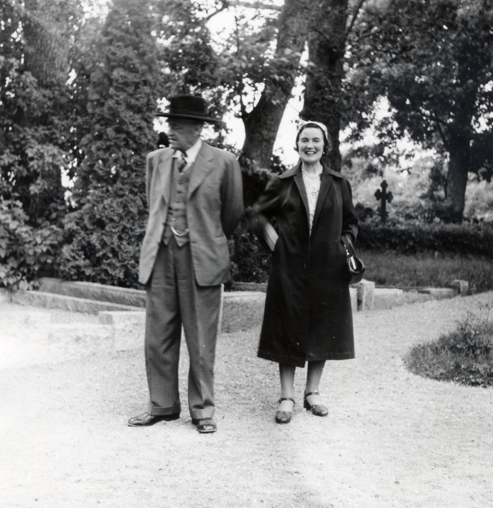 Tegelfabrikör Axel W Lundqvist och Elna Hovmark, förmodligen vid ett besök i Skärfelten, Aina Bornholms barndomshem.  Vallentuna kyrkokör gjorde resor dit och sjöng samtidigt i Uppsala Näs kyrka