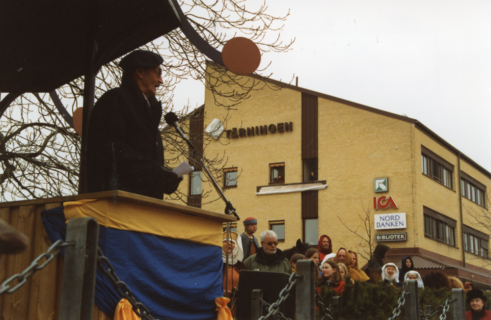 Invigning av firandet "800 år Vallentuna 1998" vid Paviljongen på Tuna torg den 25 mars 1998. Landshövding Ulf Adelsohn invigningstalar. 

800-årsjubileet 1998 firades med anledning av Vallentunakalendariet från 1198, som kan vara den äldsta boken präntad i Sverige.