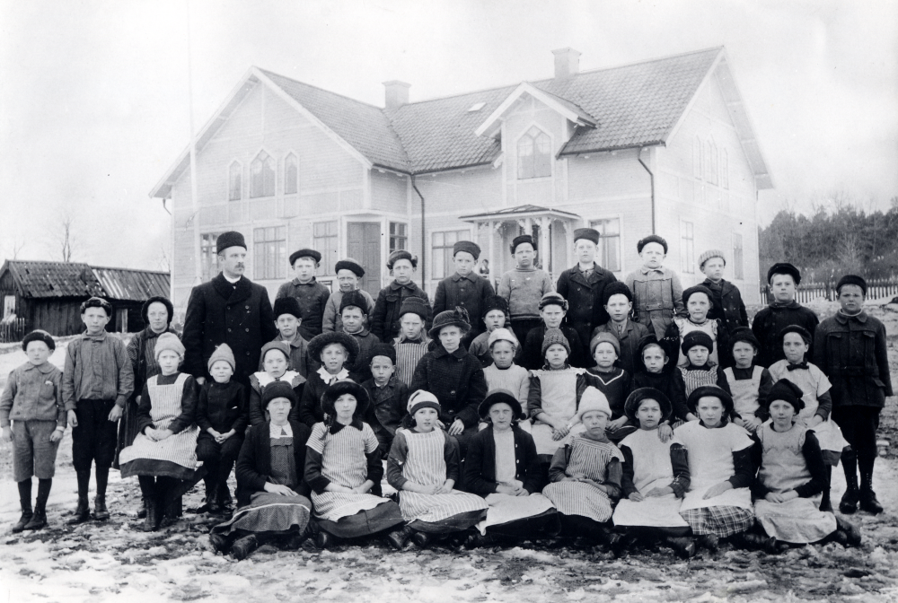 Lärarna  Brynolf Fromm  och  Olga Pettersson  tillsammans med skolbarnen utanför  Vada skola, byggd 1905.