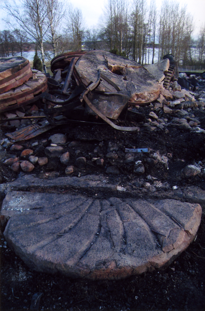 Väsby kvarn byggdes cirka 1865 och användes fram till 1912. 1959 fick Vallentuna hembygdsförening den som gåva av den sista ägaren till Väsby gård, Hanna Carlsson. Natten till den 30:e mars 2008 totalförstördes Väsby kvarn vid en brand som troligen var anlagd. En yttre renovering av kvarnen hade då just avslutats. Kvarnen var ett viktigt landmärke och en symbol för Vallentunabygden.