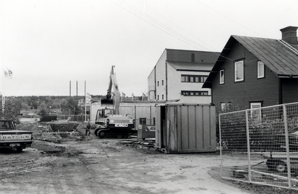 Förvaltningshuset Tärningen byggs ut norrut.  Här syns anläggningsarbeten västerifrån ner mot Banvägen