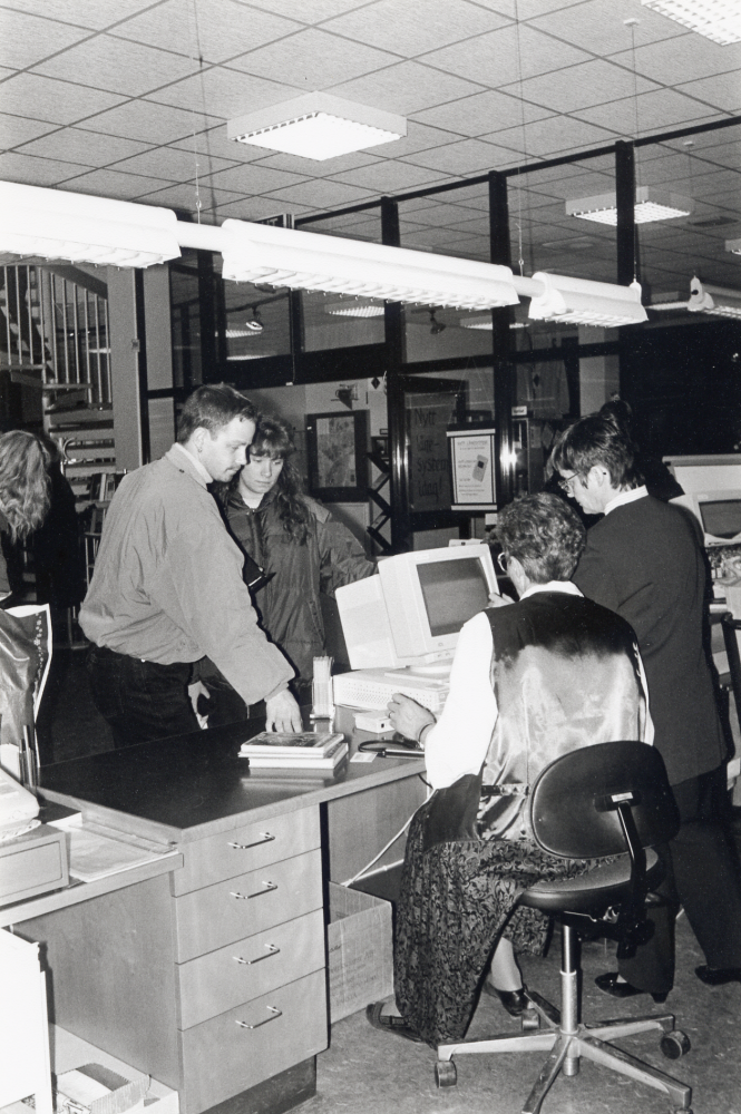 Vallentuna bibliotek datoriseras med system Btj 2000.  Biblioteket har varit stängt till kl 17.00.  Då öppnas dörrarna och vallentunaborna kan låna och söka litteratur på ett helt nytt sätt med datorernas hjälp.  Vid datorn sitter Eivor Tillborg och t h står Bibliotekstjänsts instruktör Monica Wiksten-Engstrand