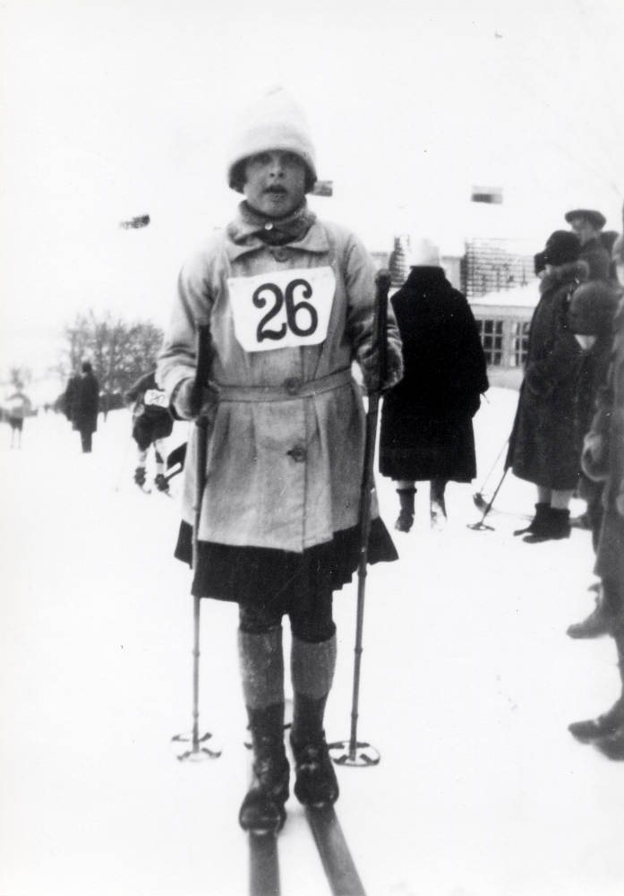Skidtävling  vid  Hjälmsta skola.   Maj Linder  gift Pettersson, med nummerlapp 26 står utanför  Vita skolan