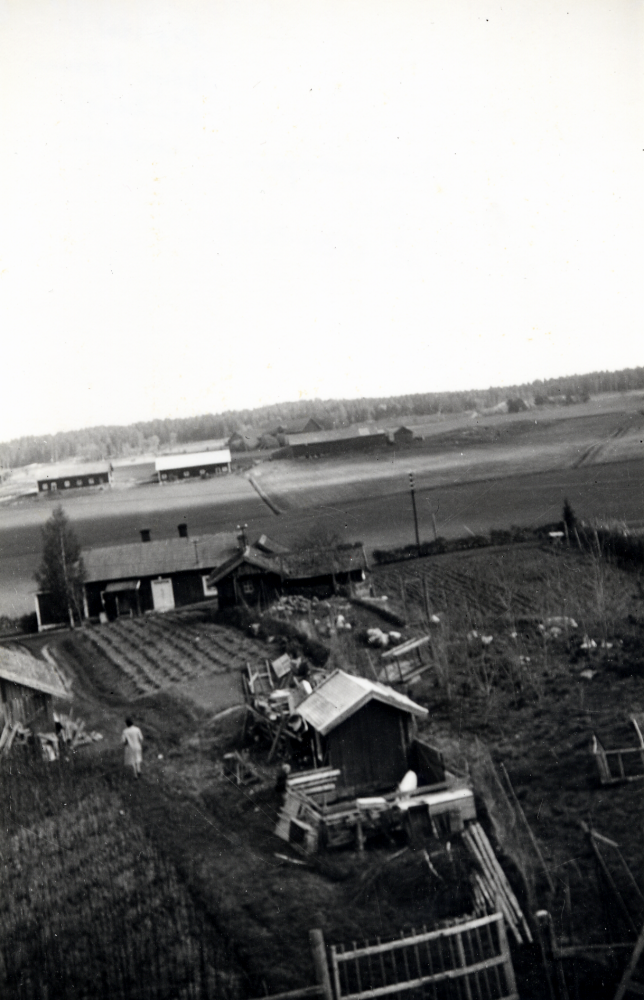 Kvarnstugan i Brottby, Össeby-Garn.  I mitten på 1990-talet renoverades Kvarnstugan, huset med den vita dubbeldörren.  Huset hyrs nu av Össeby Hembygdsförening.  Brottby kvarn, en skenkvarn  (bakom fotografen) har tidigare renoverats av Össeby hembygdsförening.  Ekonomibyggnaderna i bakgrunden tillhör Brottby gård.  Kvinnan som går mot kvarnvillan är Irma Lindblom.  Hon och hennes man Knut bodde där på 1940-talet