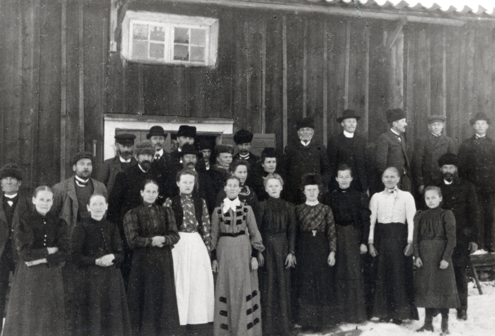 Husförhör i Odenslunda. Överst fr v Jansson i Örsta, Froste-Johansson, Gustav Johansson, Rikard Fröman, Albert Johansson, Mattsson i Tarby, okänd, Henning Dahlberg, okänd, Österlund, Kalle i Odenslunda, Johan 'Kolmodin', okänd, okänd. Andra raden fr v Charlotta Jansson, okänd, okänd, Julia Johansson, okänd, okänd, Ester    Jansson-Öhman, Elvira Liv,  Fru Dahlberg, Sofie Johansson och Rut Jansson