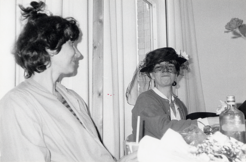 Lena Lundgren på Vallentuna bibliotek har fyllt 40 år och skall firas av arbetskamraterna i biblioteks allrum. Det blir barnkalas med hamburgare, milk-shake och godistårta gjord av sega råttor och kamraterna har rosetter i håret. Fr v Eva Rahmqvist och födelsdagsbarnet Lena Lundgren iförd tanthatt, en gåva på födelsedagen